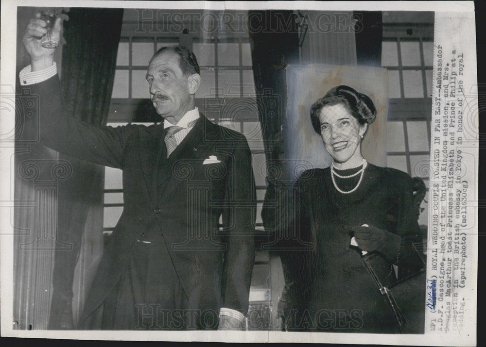 1948 Press Photo Ambassador A.D.F.Gascoigne, Mrs. Douglas MacArthur toast - Historic Images