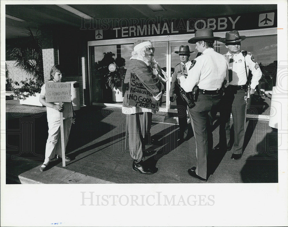1985 Press Photo Linda Smolski in Santa Suit &amp; Daughter Michele Airport Security - Historic Images