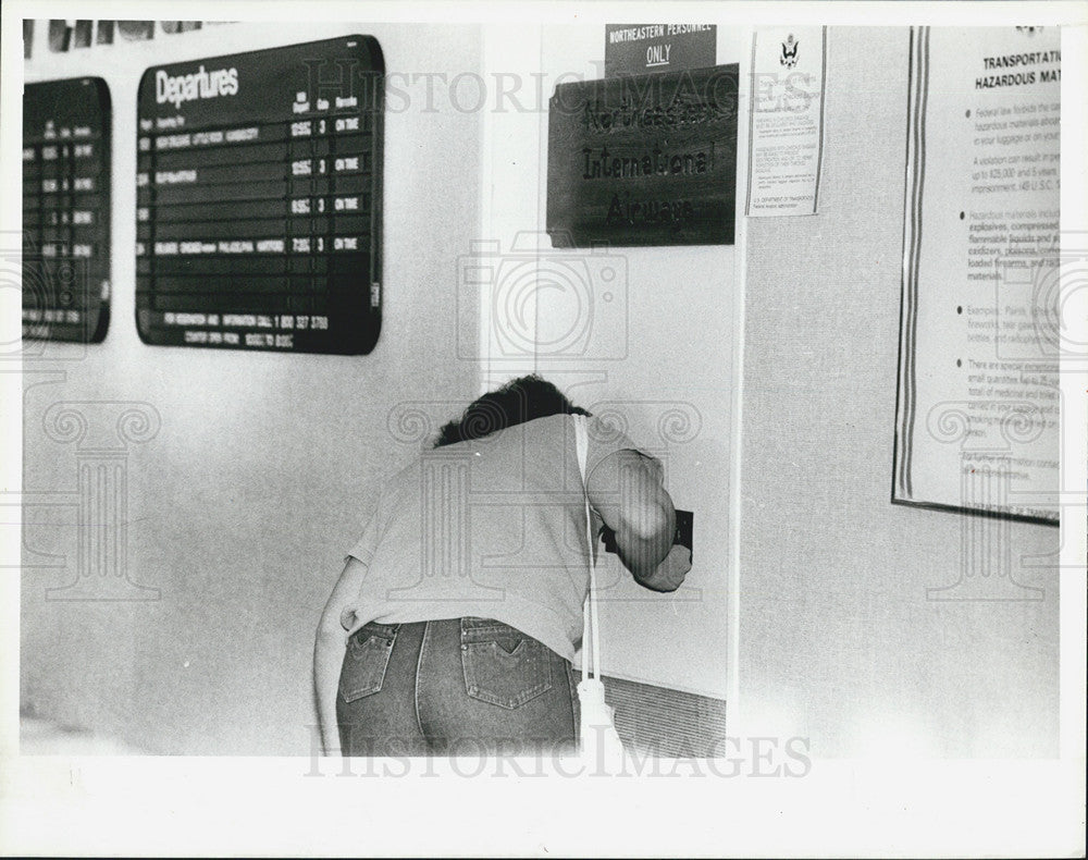 1985 Press Photo of trying get service at striking St. Pete-Clearwater Airport - Historic Images