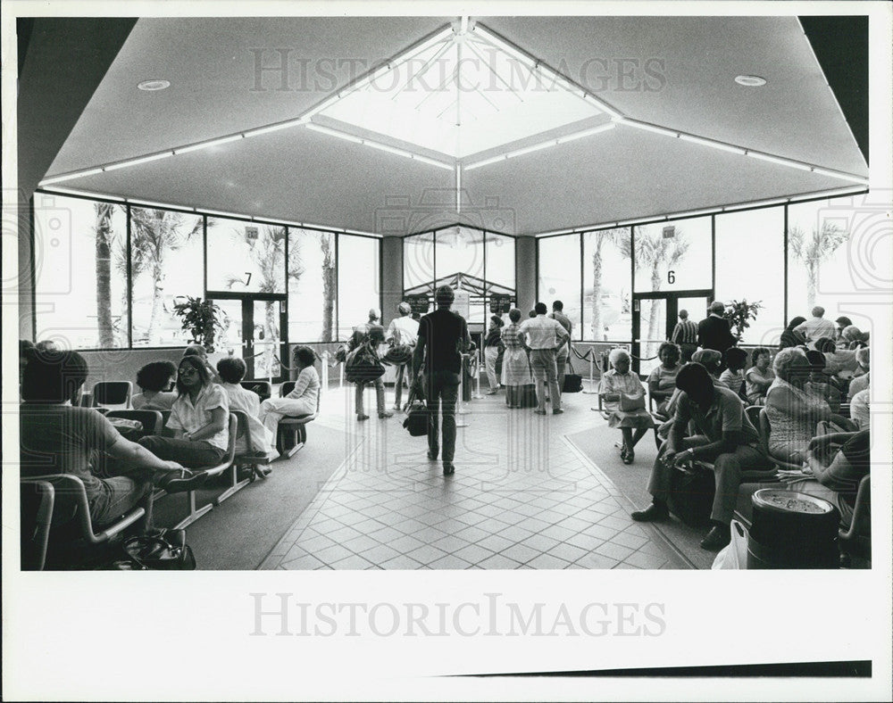 1985 Press Photo St. Petersburg Clearwater Airport People Express Terminal - Historic Images