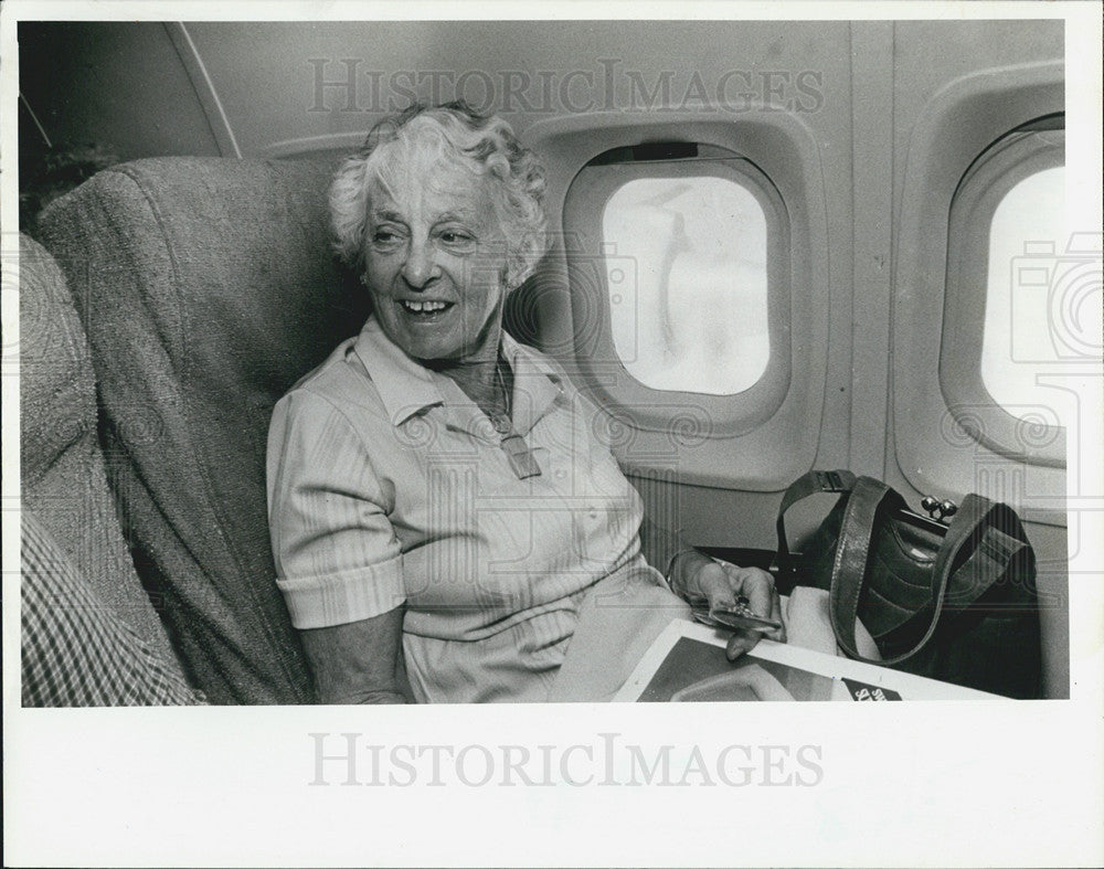 1985 Press Photo Passenger Edna Hilliard Airlines PBA - Historic Images