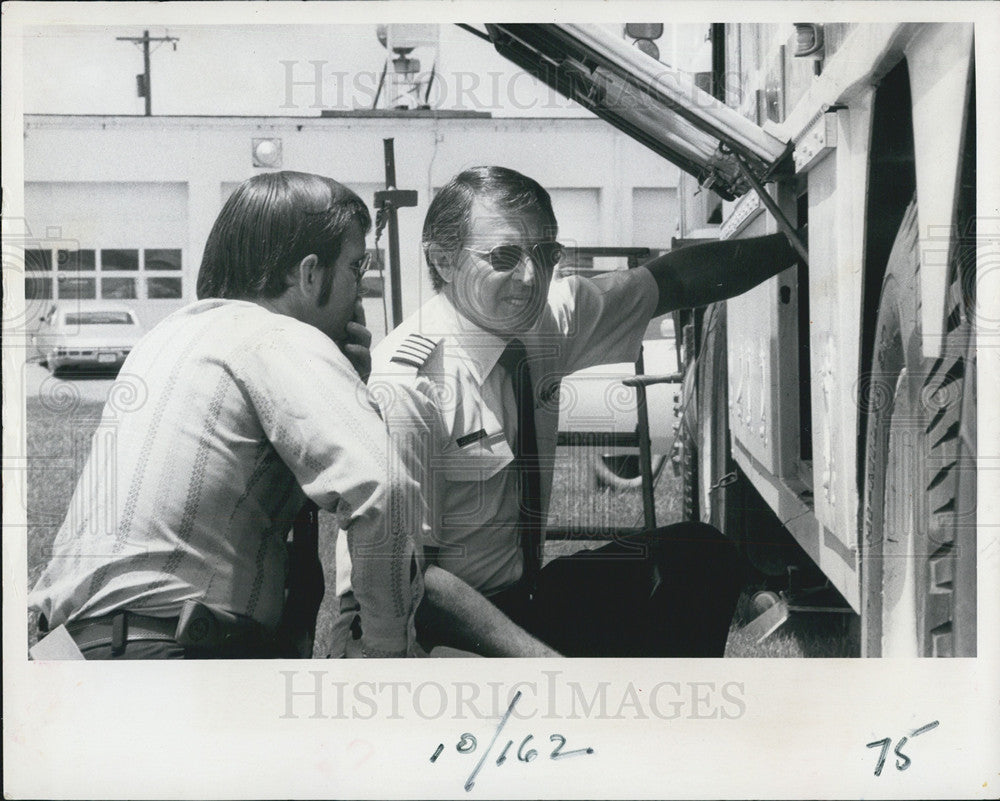 1974 Press Photo Mayflower Goodyear Blimp Joe Hajack Chief Captain - Historic Images