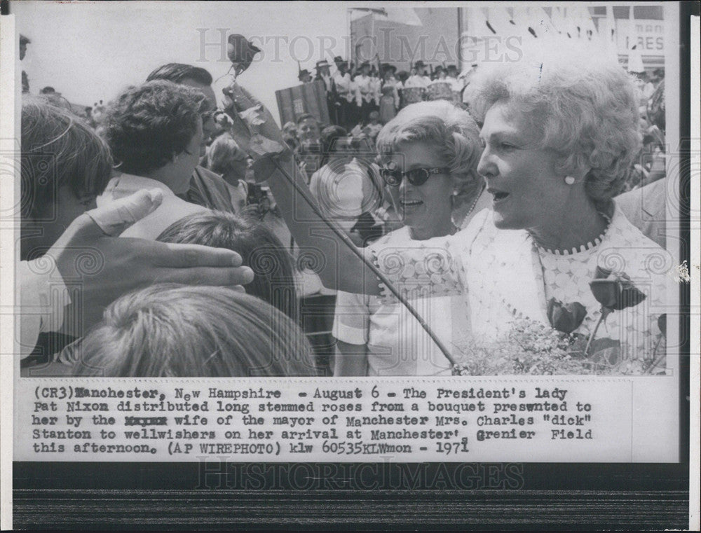 1971 Press Photo Pat Nixon Manchester Grenier Field Mayor Stanton Wife - Historic Images