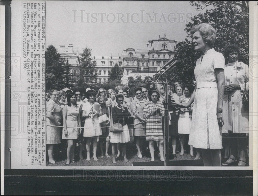 1970 Press Photo First Lady Pat Nixon Greets Guests South Lawn White House - Historic Images