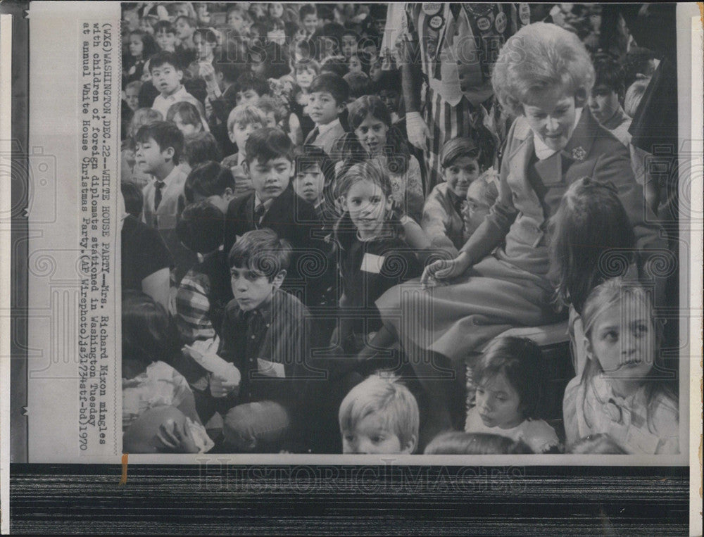 1970 Press Photo Mrs Richard Nixon Mingles with Children, White House Christmas - Historic Images