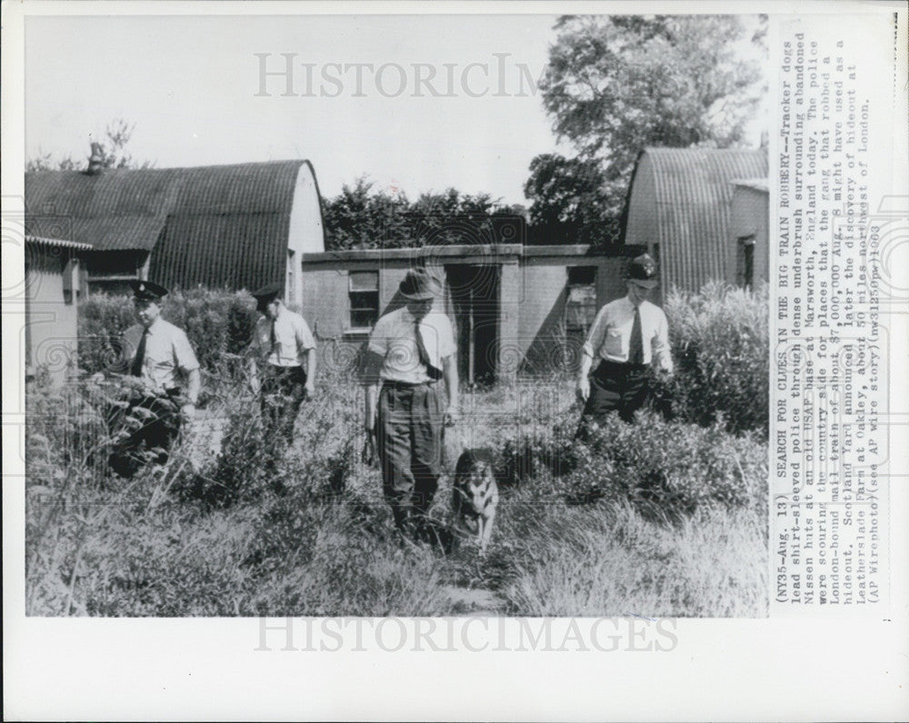 1963 Press Photo British Police Search For Clues In Great Mail Train Robbery - Historic Images