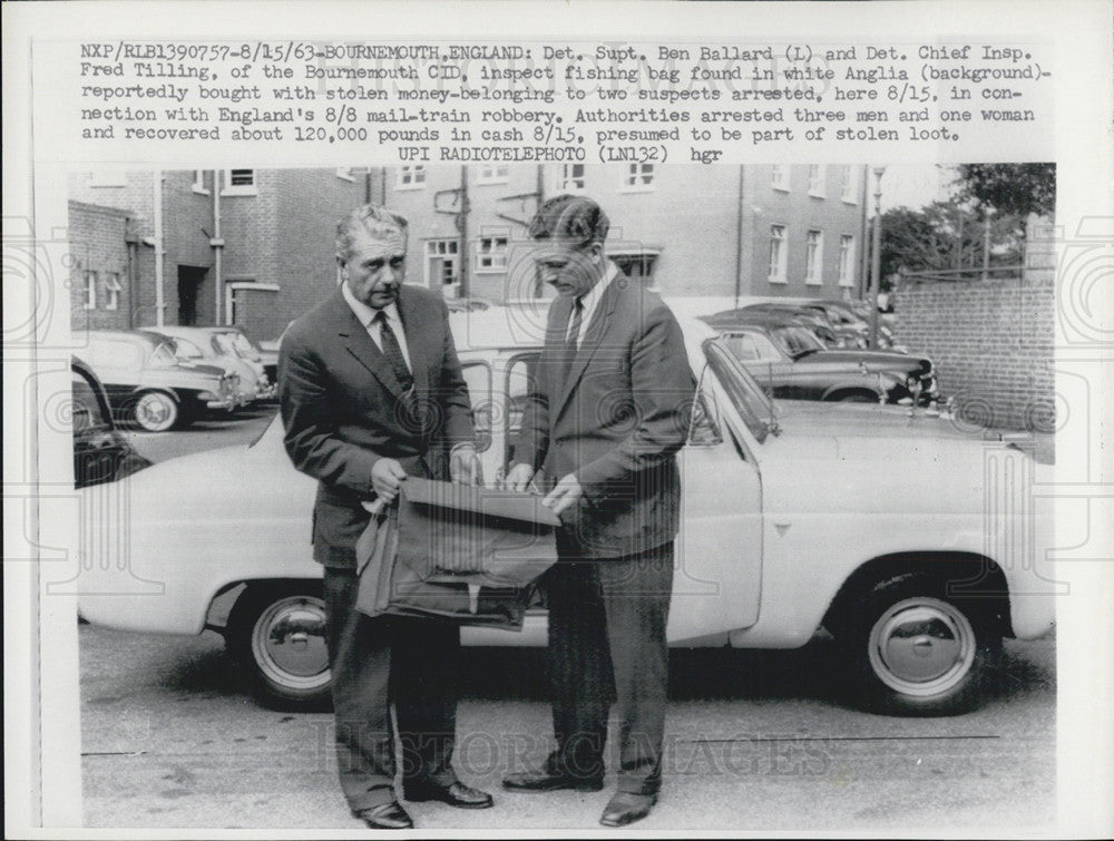 1963 Press Photo Ben Ballard &amp; Fred Tilling Examine Bag - Historic Images