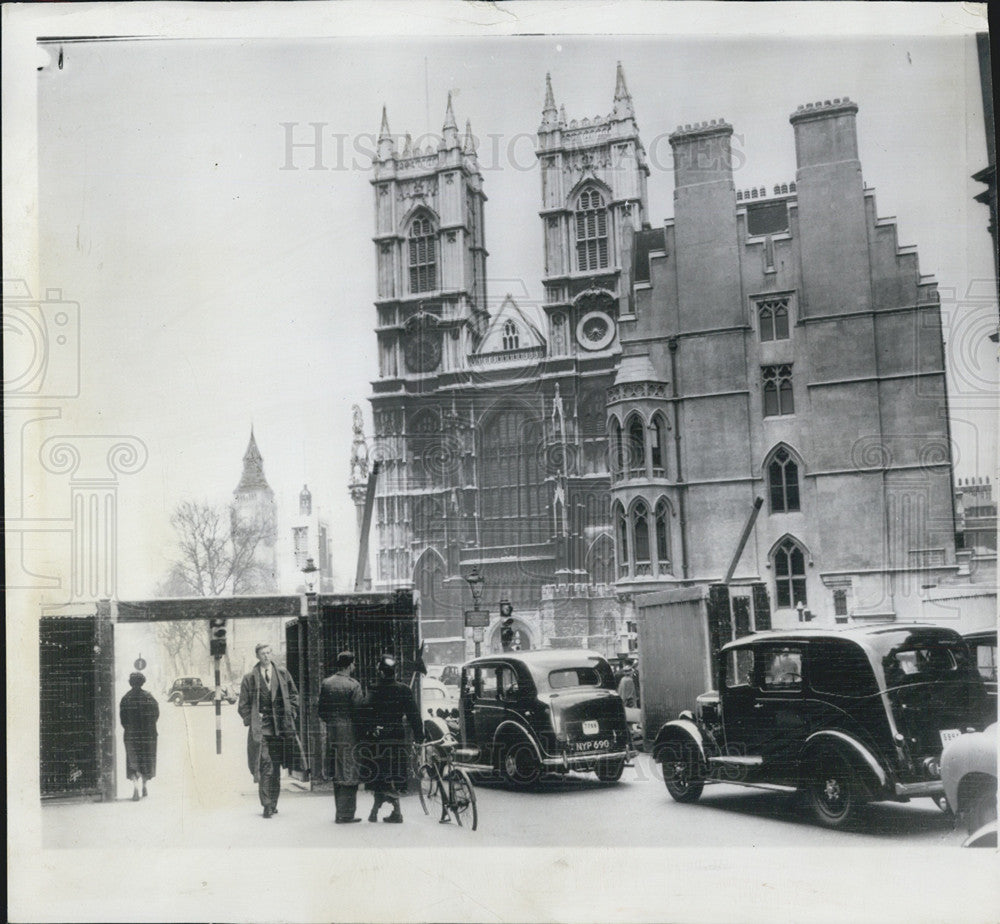 1964 Press Photo Outside the Westminster Abbey London. - Historic Images