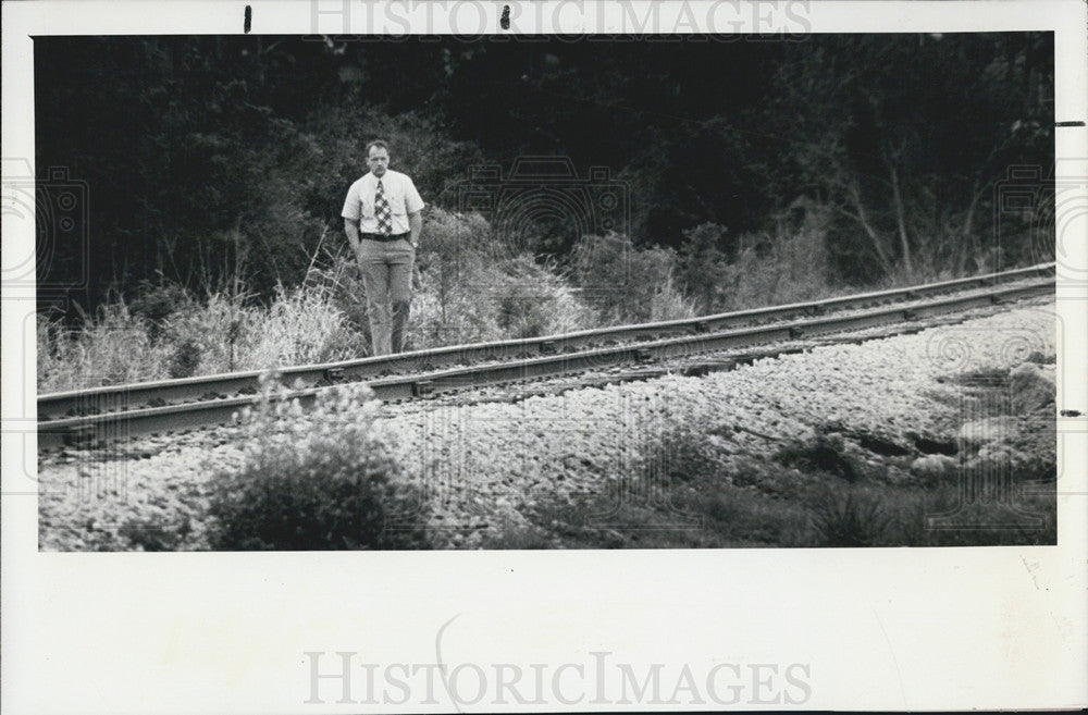 1970 Press Photo Railroad Police Officer Walking the Tracks in Largo - Historic Images