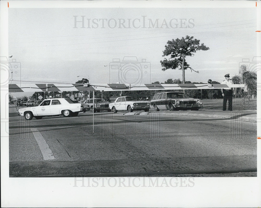 1976 Press Photo Railroad Crossing Gates Down Stuck St Petersburg - Historic Images