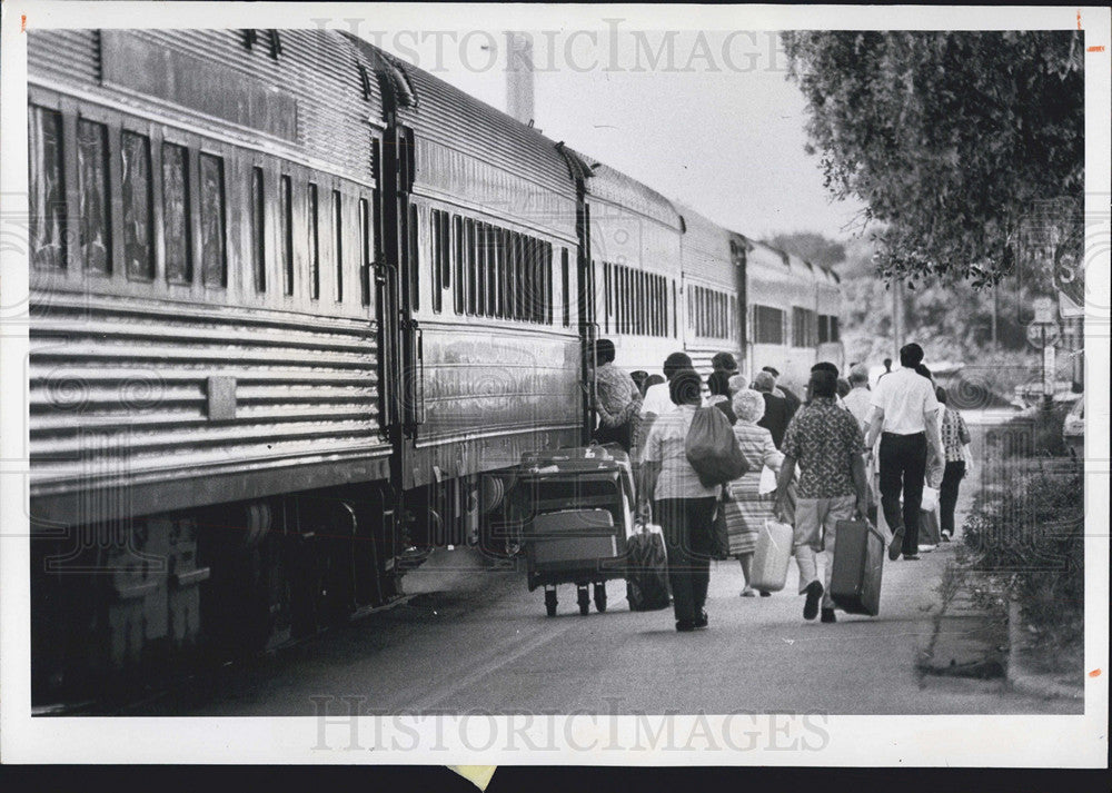 1975 Press Photo Train People Loading Floridian Champion Seaboard Coastline - Historic Images