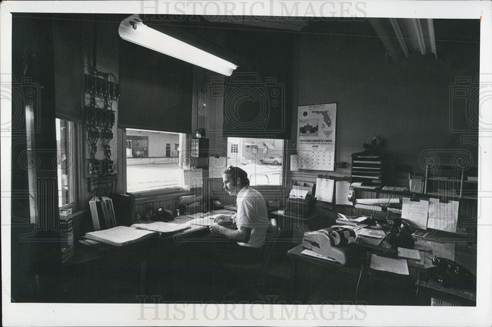 1975 Press Photo Ticket Agent Nathan White Office Train Station - Historic Images