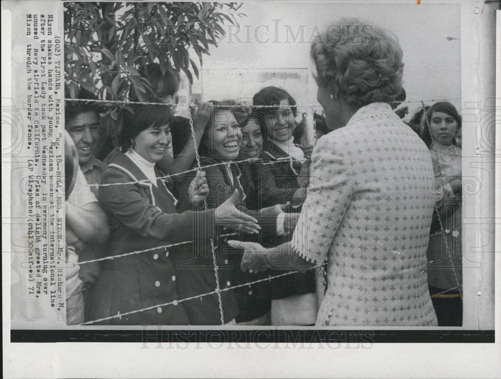 1971 Press Photo Mrs. Richard Nixon shakes hands with Mexican women after ceremony - Historic Images