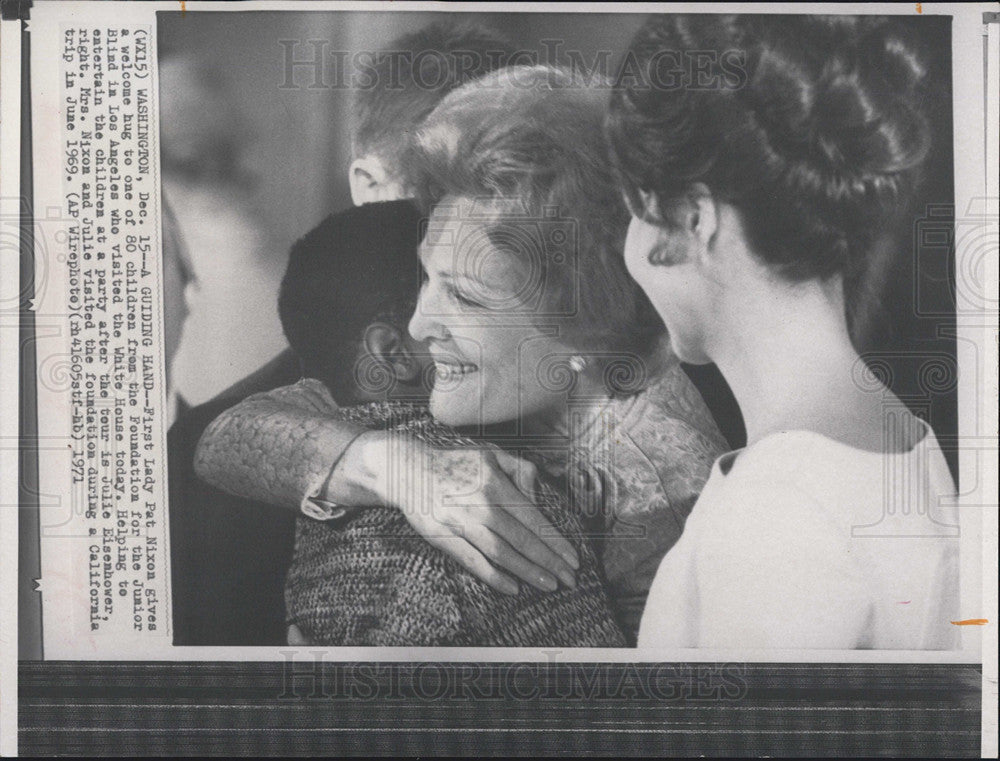 1971 Press Photo Pat Nixon hugs child from Foundation for the Junior Blind. - Historic Images