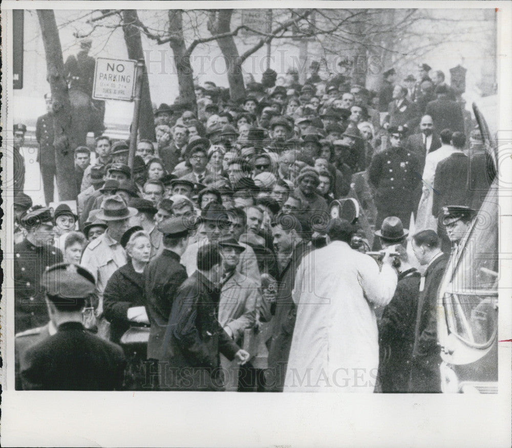 1964 Press Photo Crowd Seventh Regiment Armory General Douglas MacArthur - Historic Images