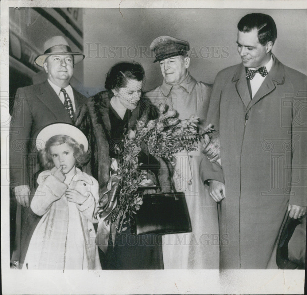 1952 Press Photo General And Mrs Douglas McArthur Given Flowers East Lansing - Historic Images