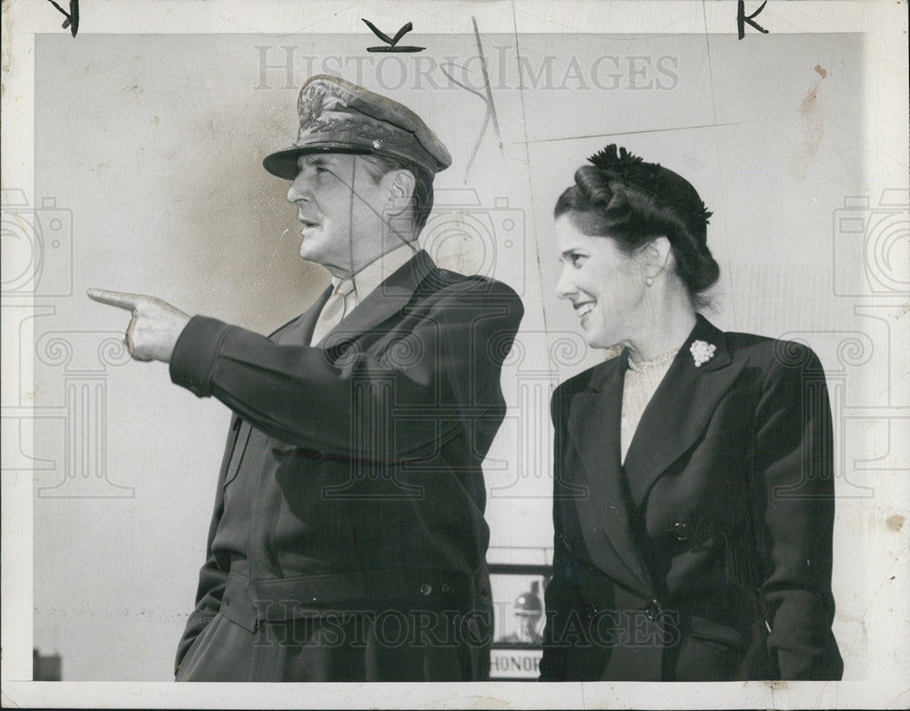 1948 Press Photo General Douglas Mac Arthur With Wife Maneda Airfield Tokyo - Historic Images