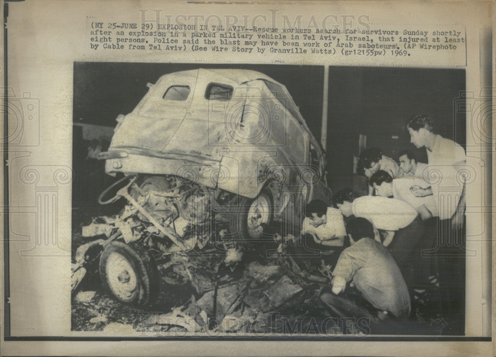 1969 Press Photo Tel Aviv Explosion Men Looking For Survivors Military Vehicle - Historic Images