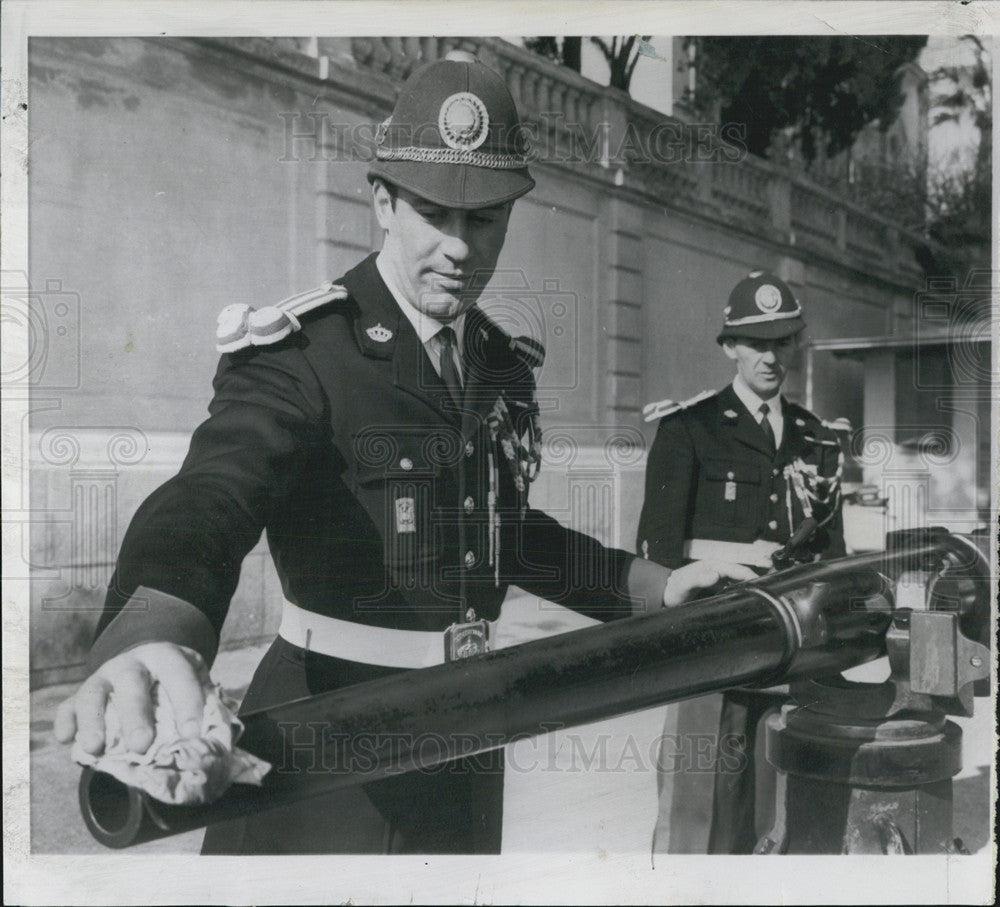 1958 Press Photo Soldier Saluting Cannon Monaco - Historic Images