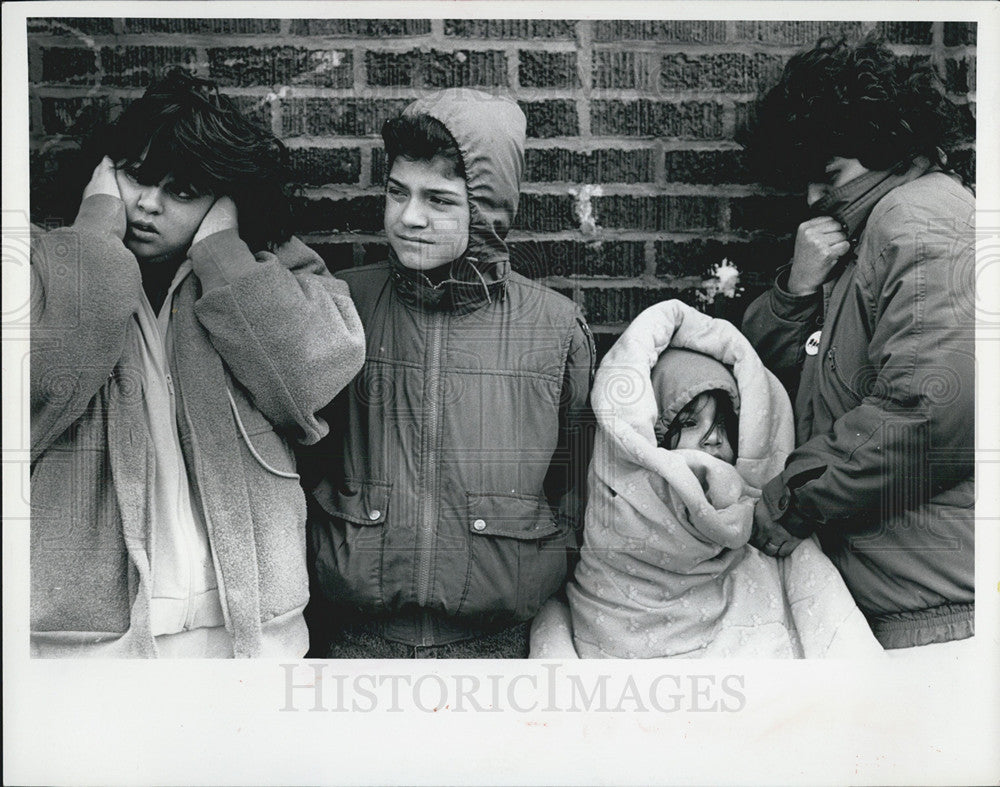 1988 Press Photo Susan, Rachel and Edward Lopez, Apartment Fire Evacuees - Historic Images