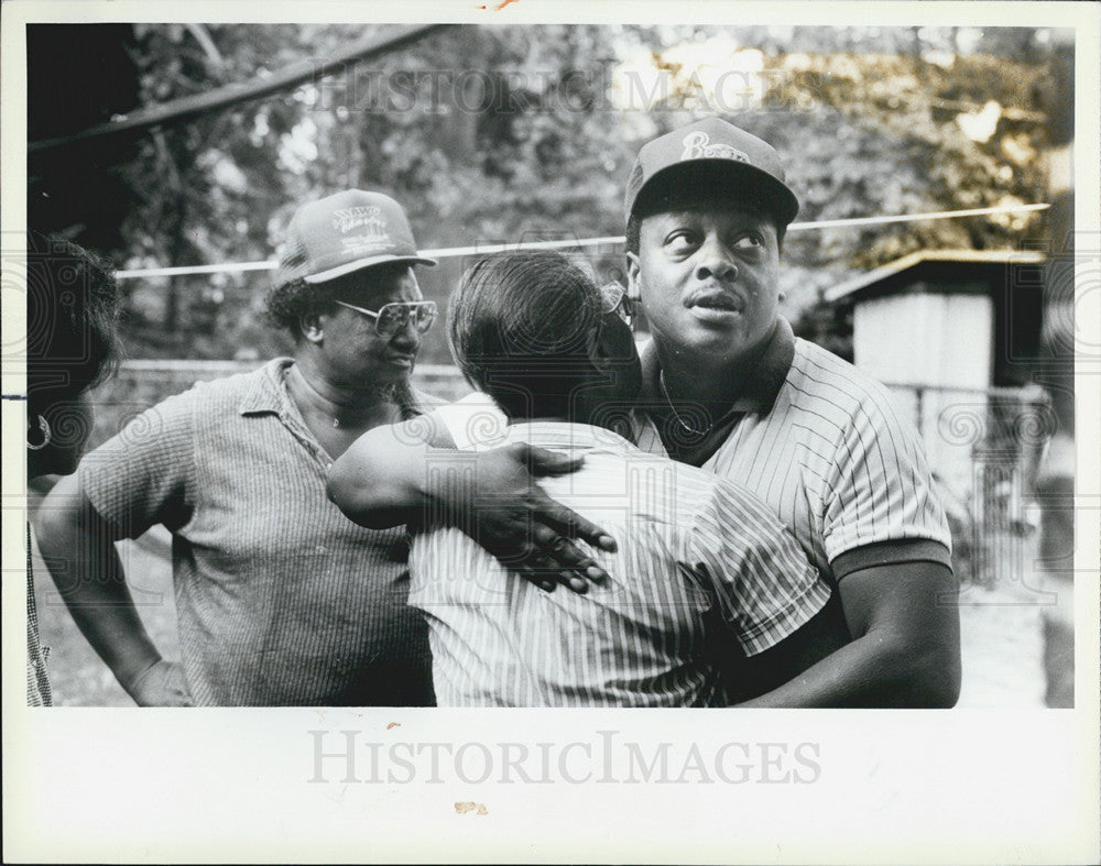 1988 Press Photo Hattie Chatman and Curtis Hall, Grieving at Apartment Fire - Historic Images