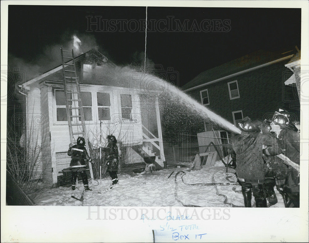 1983 Press Photo Firefighters Fighting Flames Chicago Mickvickers House - Historic Images