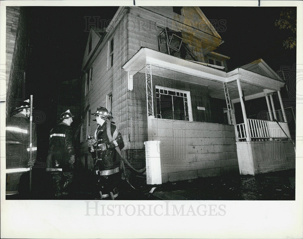 1983 Press Photo Firefighters Outside Burned Unoccupied Building Suspect Arson - Historic Images