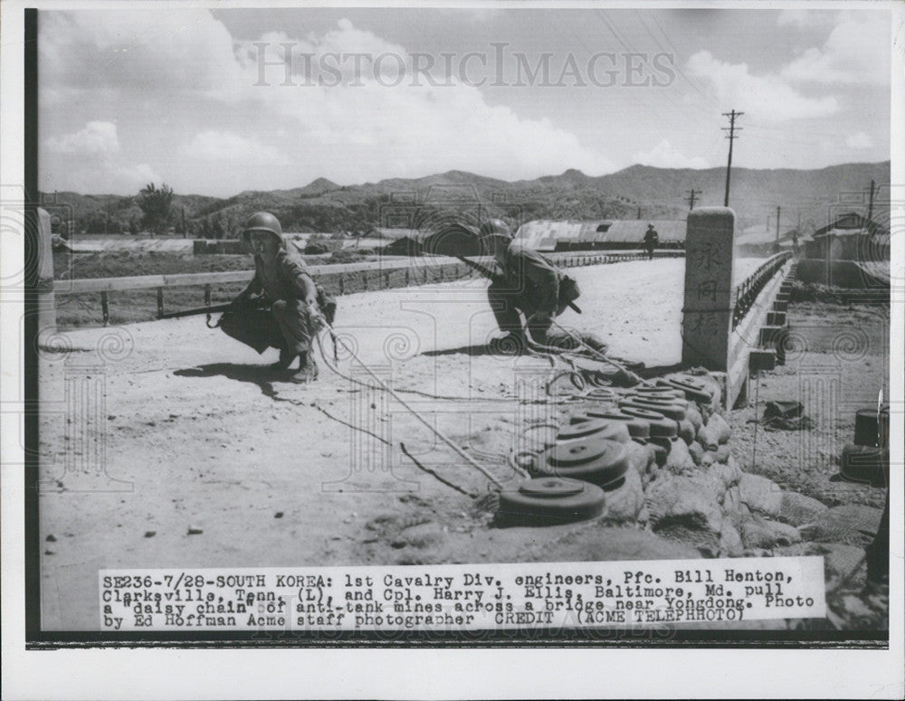 Press Photo Soldiers pull daisy chain of anti-tank mines across bridge. - Historic Images