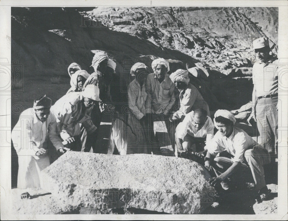 1966 Press Photo Rabbi Theodore Ross Granite Slab Mount Sinai Expedition - Historic Images