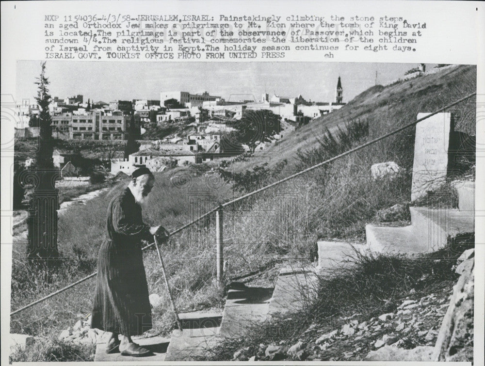 1958 Press Photo Orthodox Jew Pilgrimage/Mt. Zion Tomb Of King David/Passover - Historic Images