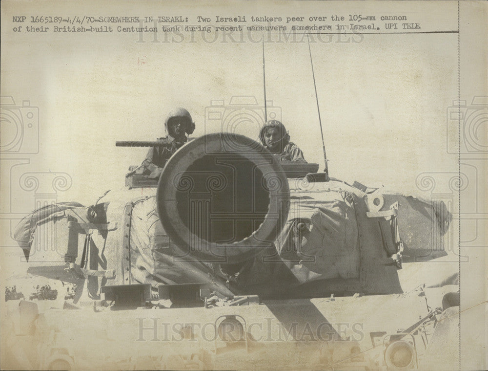 1970 Press Photo Israeli Tankers Peer Over 105mm Cannon, British Built Centurion - Historic Images