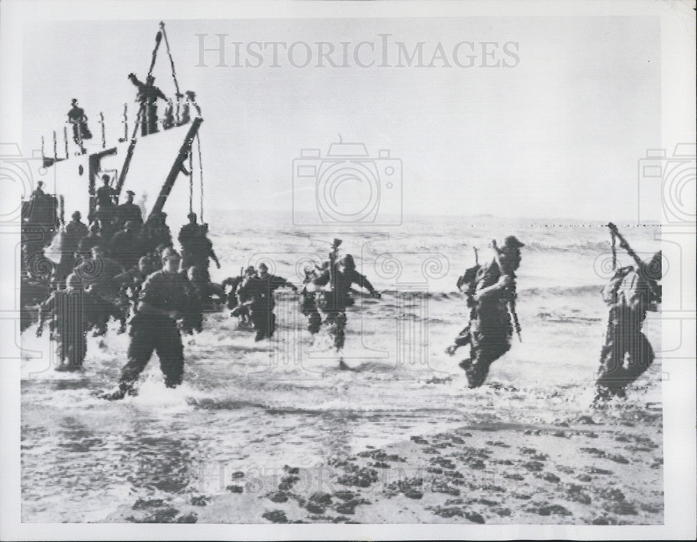 1956 Press Photo British and French Commandos Swept Ashore to Aid Paratroopers - Historic Images