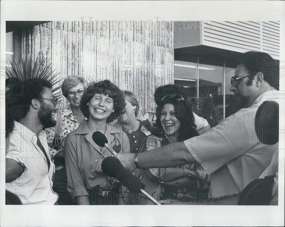 1978 Press Photo Jerusalem Ben Gurion Airport Singles Women People - Historic Images