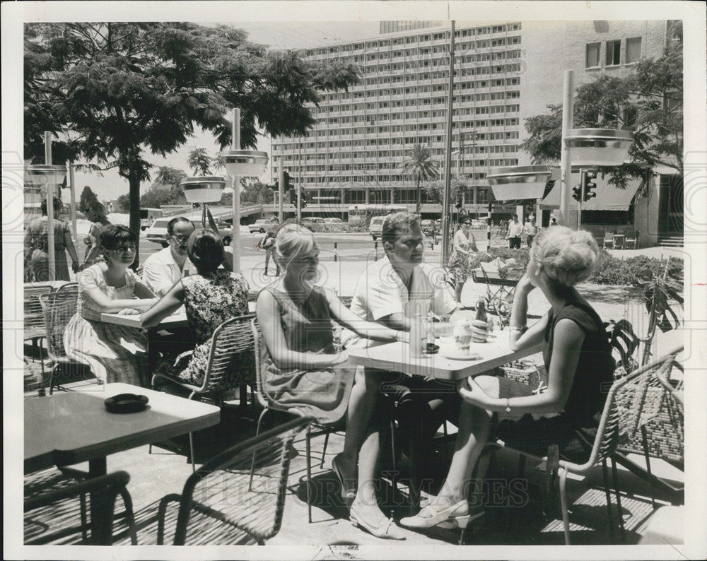 1968 Press Photo Sidewalk Cafe Tel Aviv People - Historic Images