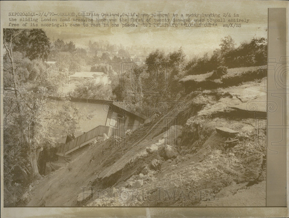 1970 Press Photo Oakland, California, plunged to a Mud slide. - Historic Images