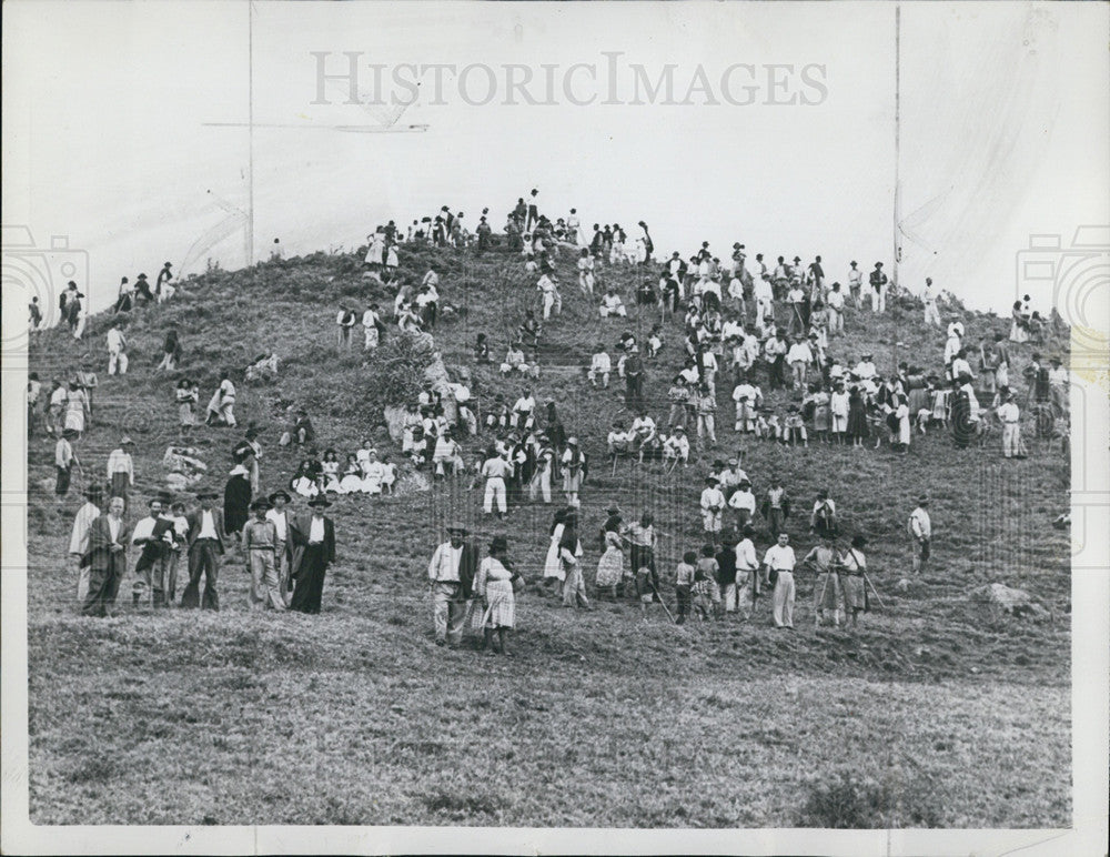 1958 Press Photo Squatters Battle Police Push Them Out, Town Silvania Colombia - Historic Images