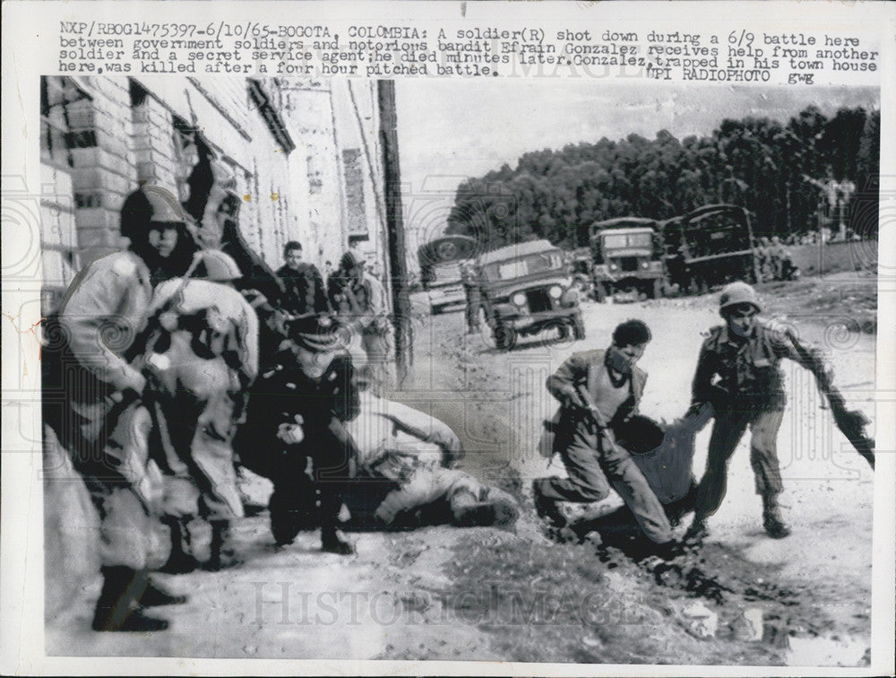 1965 Press Photo Soldier Shot Down Bogota Colombia Warfare - Historic Images