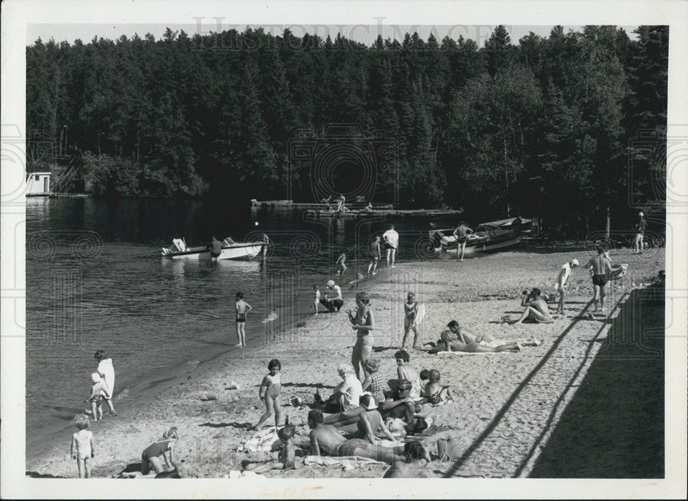 1965 Press Photo Canada Manitoba Beach People Relaxing Swimming - Historic Images