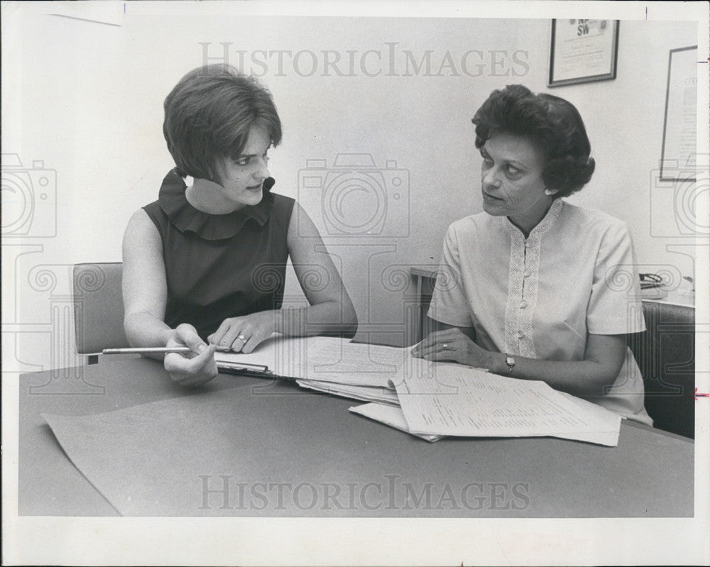 1965 Press Photo Florida welfare dept.discusses progress Erin Walther Elouise - Historic Images