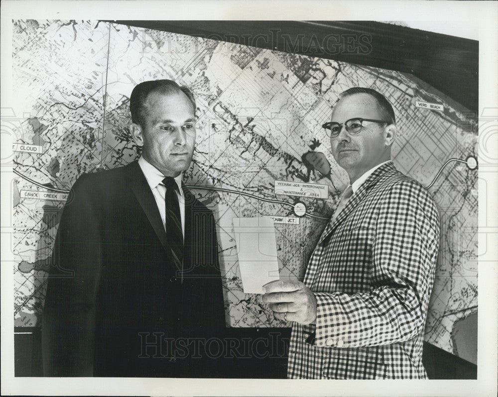 1965 Press Photo R.F. Langford Florida Turnpike Authority Comptroller T.M. - Historic Images