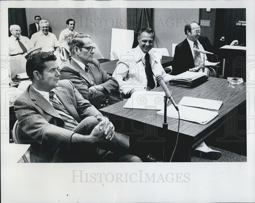 1975 Press Photo Deputy Engineer Bruce Downs Cochran Monts de Oca Trefz Meeting - Historic Images