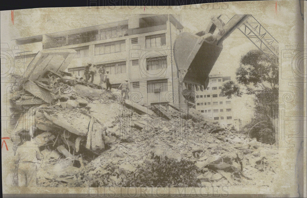 1967 Press Photo Venezuela Earthquake Rescue Workers Rubble Caracas - Historic Images