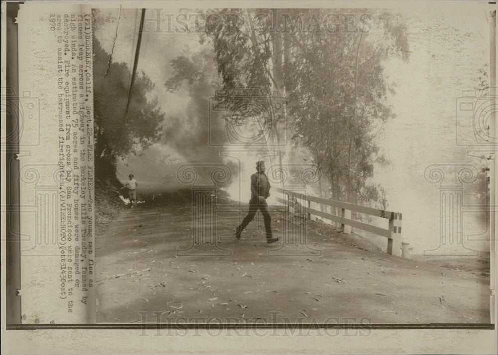 1970 Press Photo Men flee as flames leap across hwy Berkeley Hills CA - Historic Images