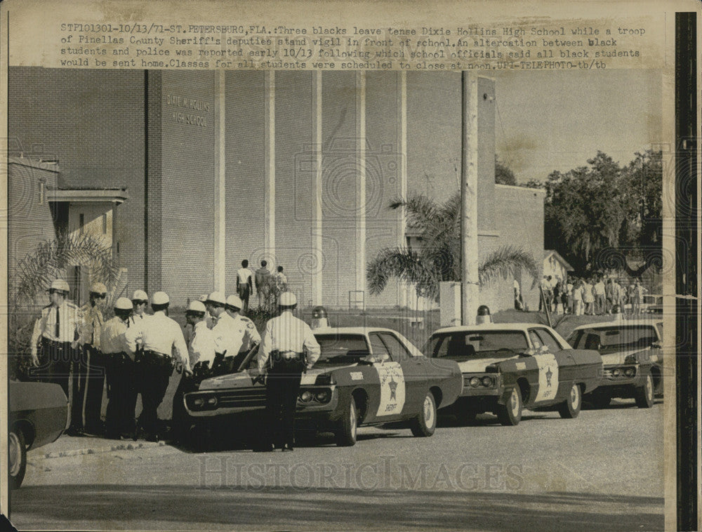 1971 Press Photo Black students leave school while police stand watch - Historic Images