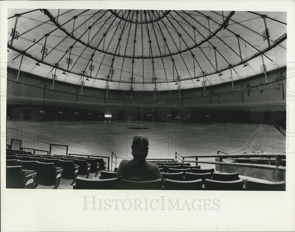 Press Photo Inside an indoor sports arena - Historic Images