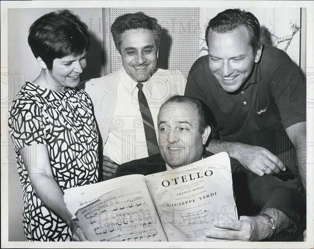 1968 Press Photo Cast of &quot;Othello&quot; to look at score - Historic Images