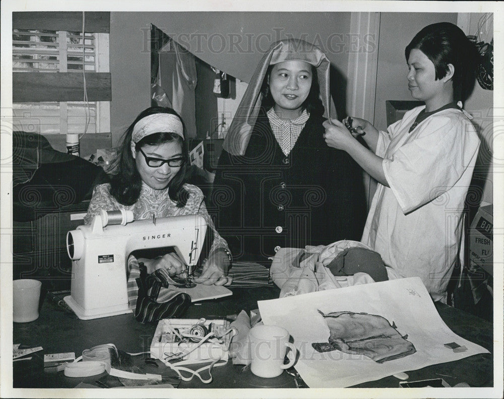 1969 Press Photo Chief costumer for FSU fits headress on helper - Historic Images