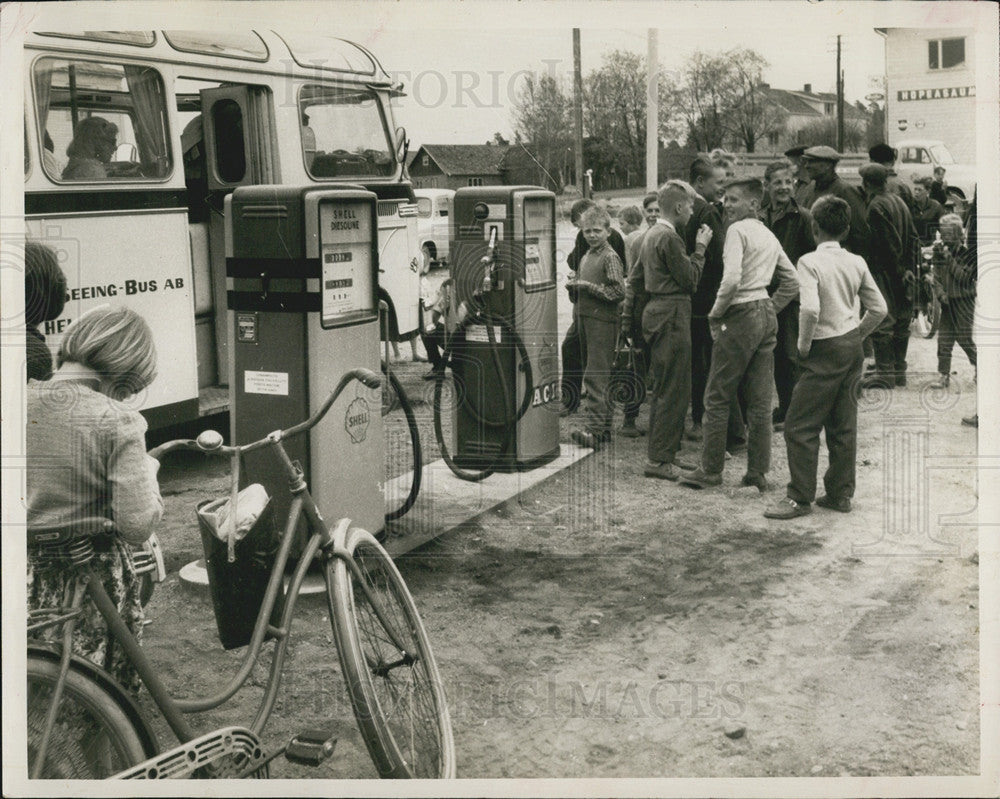 1960 Press Photo at Russia. Bus stopped for fuel,while the children waiting. - Historic Images