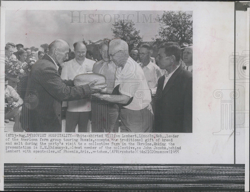 1955 Press Photo William Lambert, Lincoln and Neb Accepting the Traditional gift - Historic Images