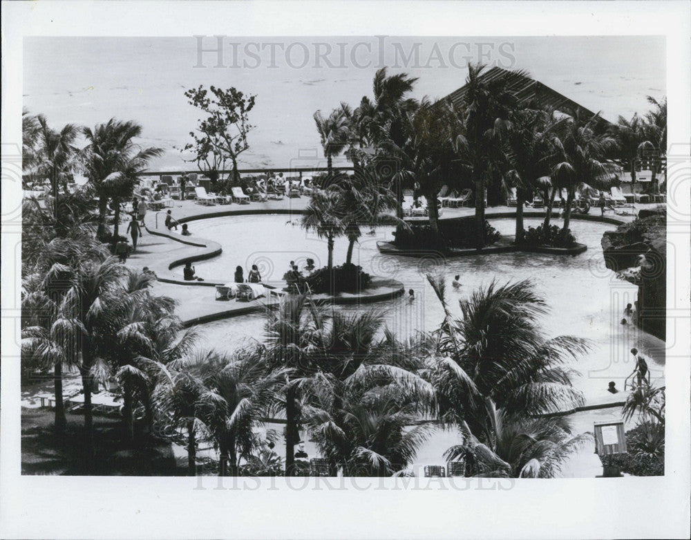 1981 Press Photo Fontainebleau Hilton in a Tropical Grove Atmosphere - Historic Images